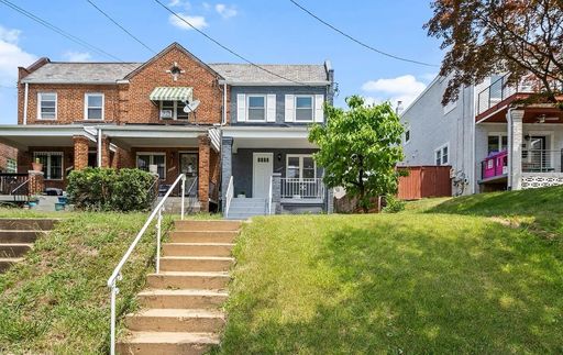 Lovely 2 BR + Den / 2 BA Home in East Capitol Street! – photo 1