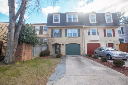 Amazing 4 BR/2.5 BA Townhome in Fairway Island, MD! – photo 1