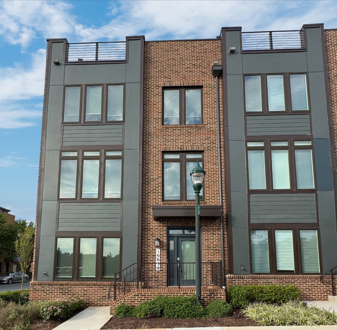 Rockville Townhome: 16650 Crabbs Branch Way