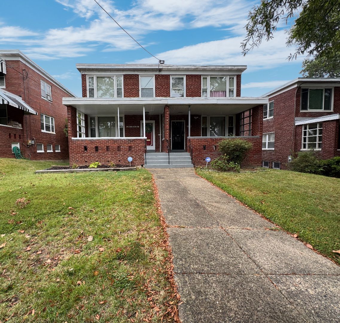 Washington Townhome: 5031 12th St NE