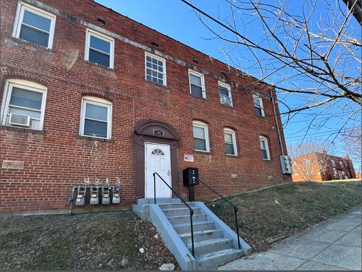 Charming 2 BR/1 BA Apartment in Congress Heights! Now offering off one month’s rent!!! – photo 1