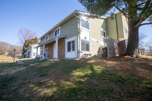 Beautiful 3 BR/1.5 BA EOG Townhome in Germantown Park! – photo 1