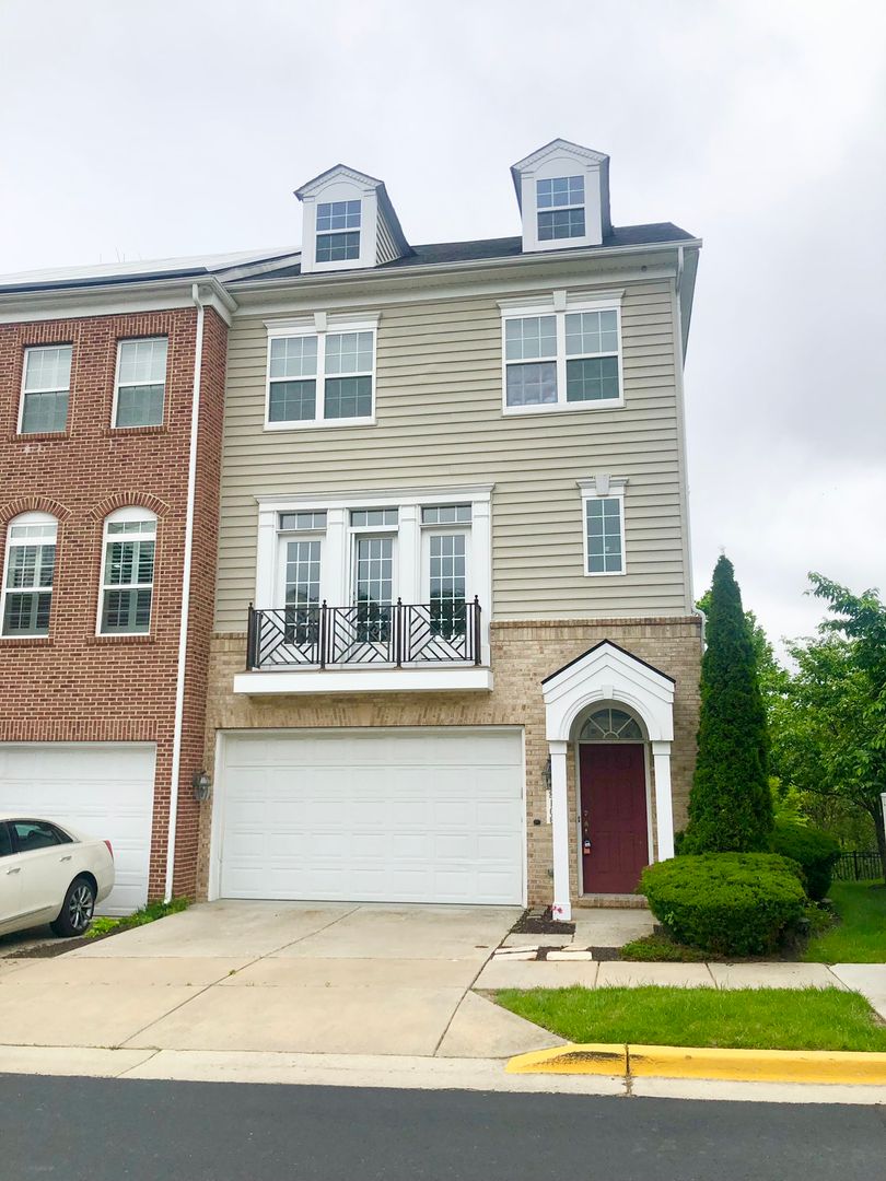 Hyattsville Townhome: 8106 Sport View Rd