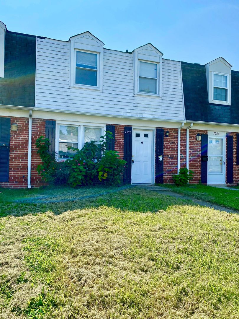 Dundalk House: 2025 Dineen Dr