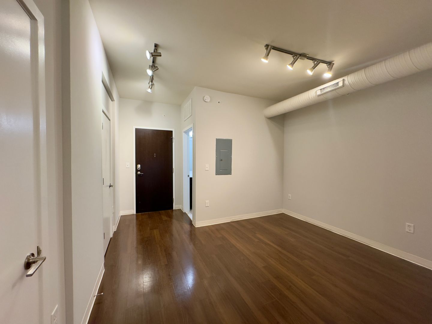 Baltimore Apartment: 10 N Calvert St