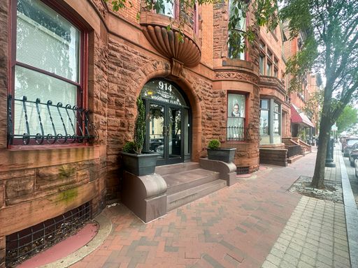 FREE MONTH PROMO! Huge Light-Filled 2BR Apt in Mt Vernon, Cultural District – photo 1