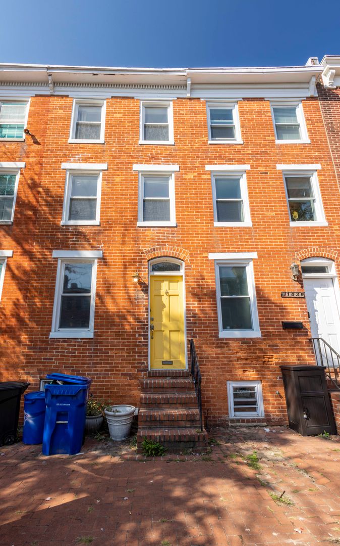 Baltimore Townhome: 1037 W Barre St