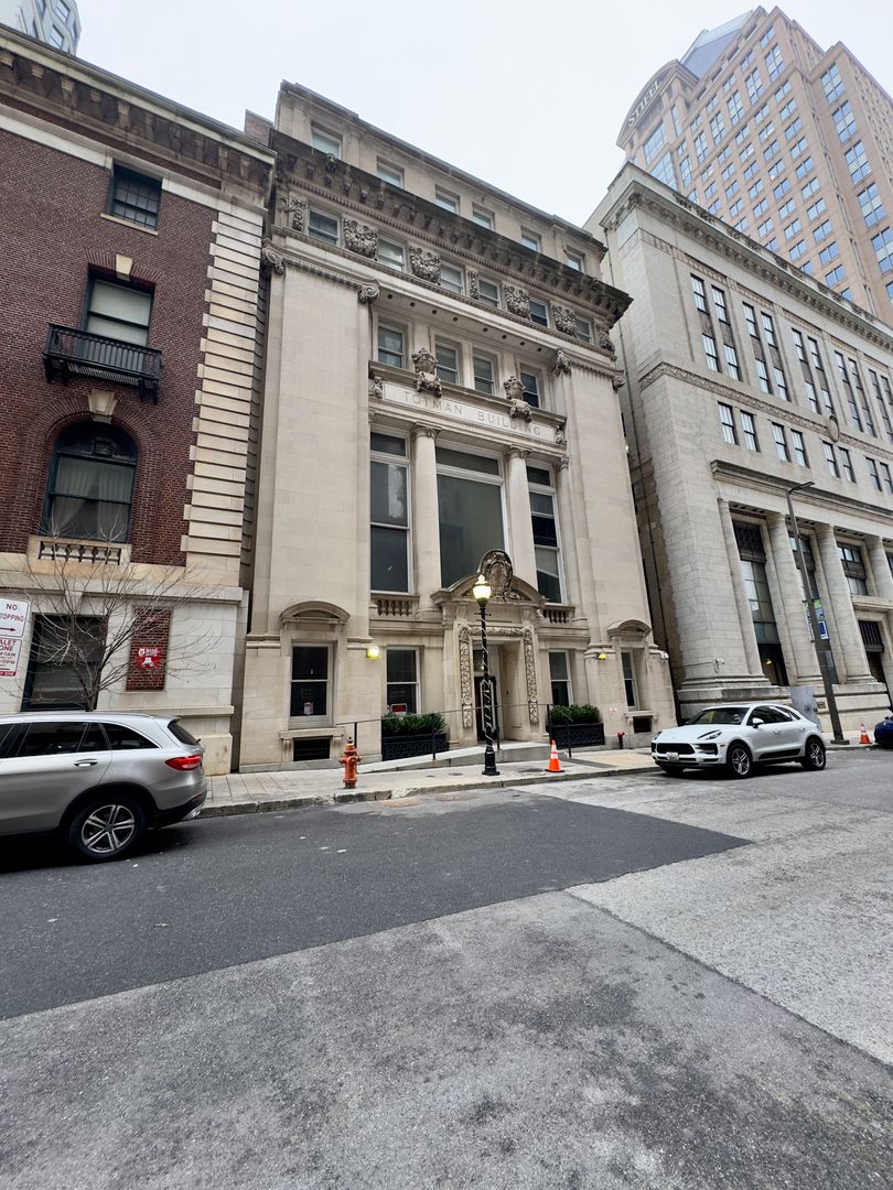 Baltimore Apartment: 208-210 E Redwood St