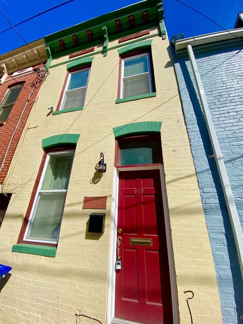 Baltimore Townhome: 615 S Durham St