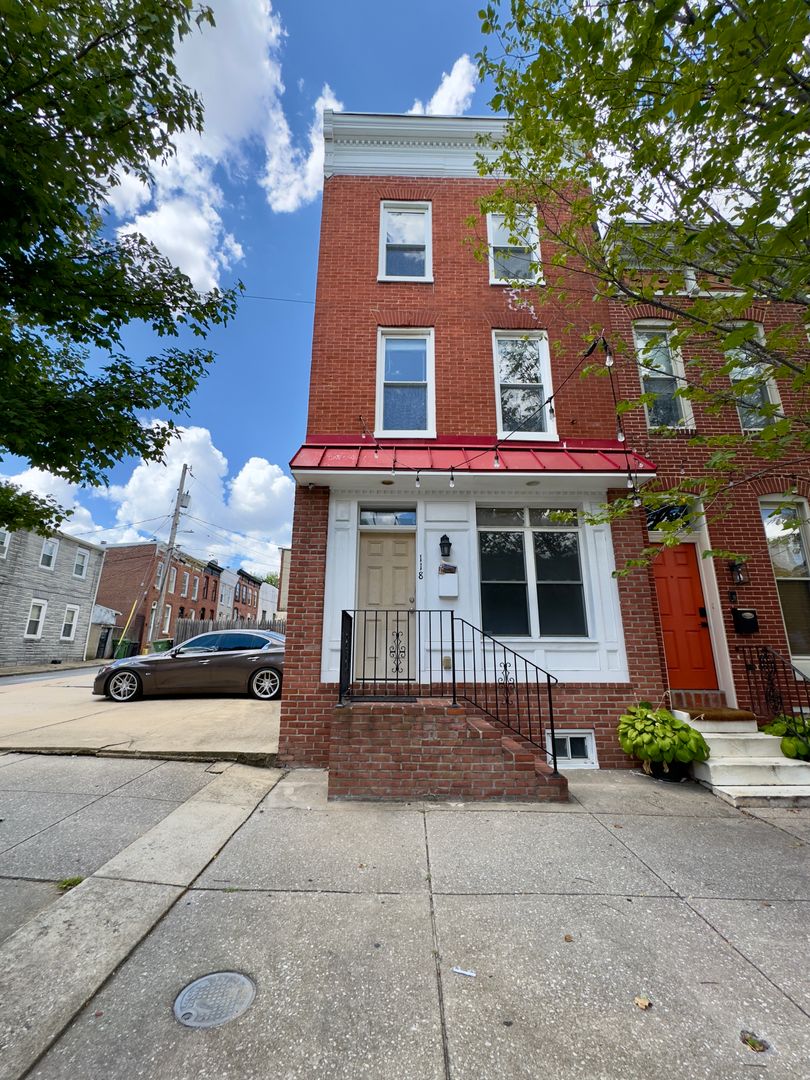 Baltimore Townhome: 118 N Patterson Park Ave