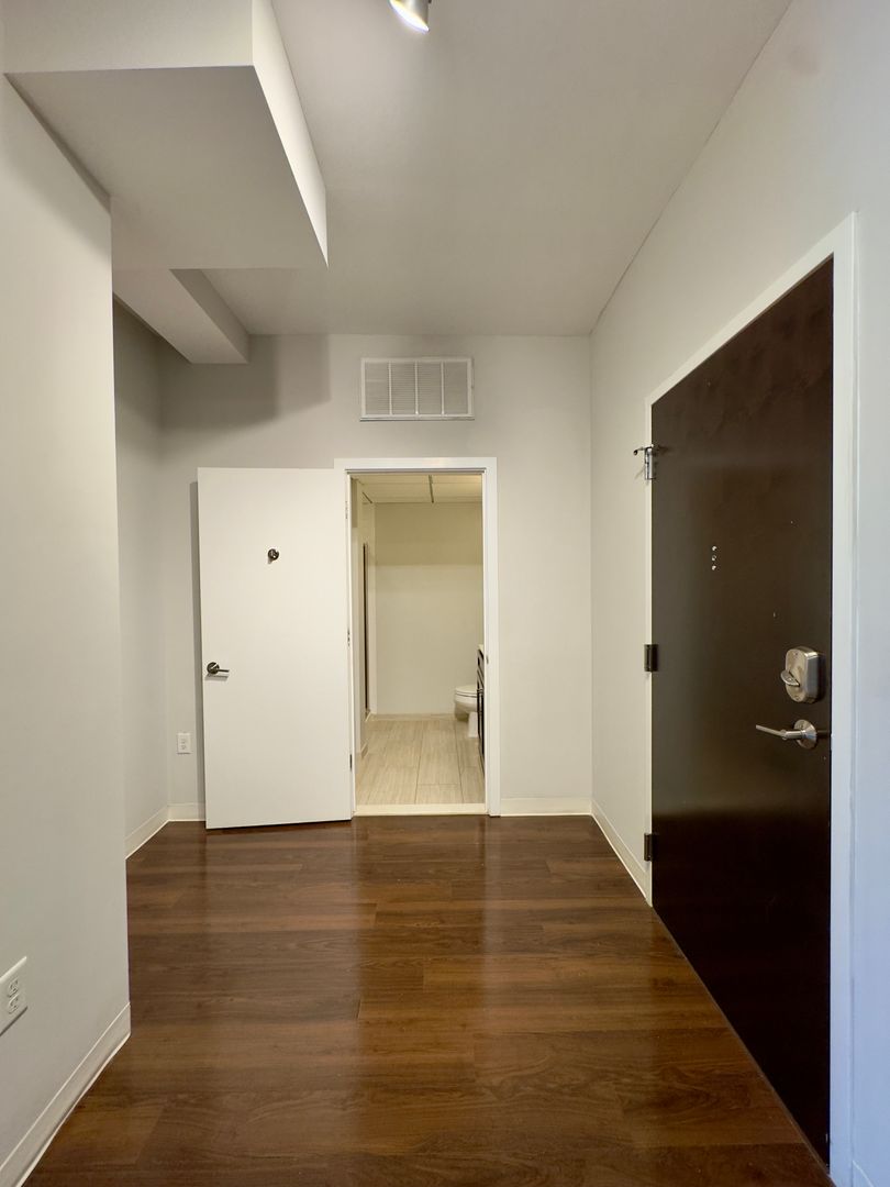 Baltimore Apartment: 10 N Calvert St