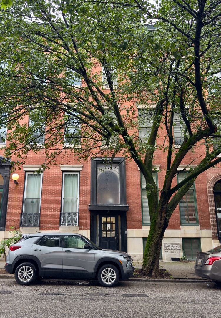 Baltimore Apartment: 921 & 923 Saint Paul Street