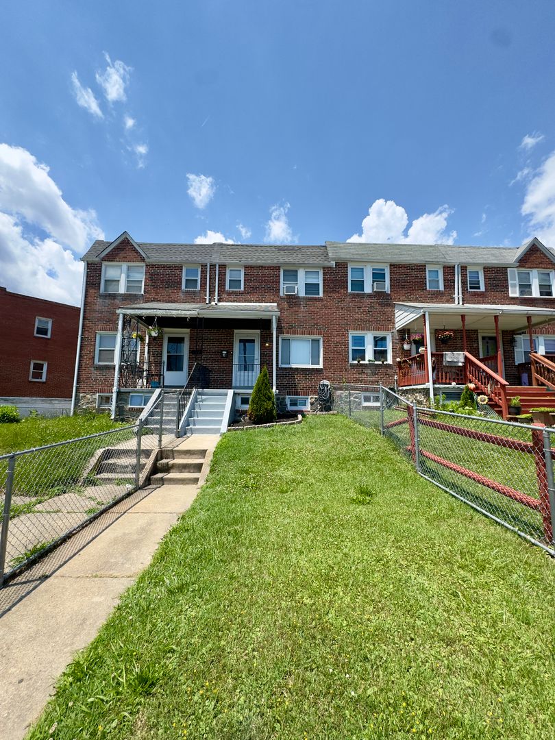 Essex Townhome: 4 Warren Rd