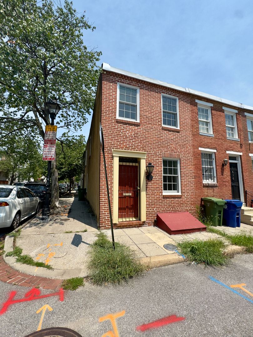 Baltimore Townhome: 678 Melvin Dr