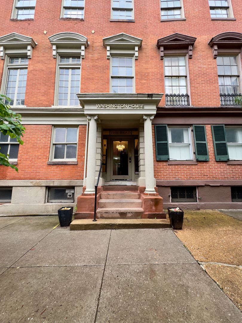 Baltimore Apartment: 13 E Read St
