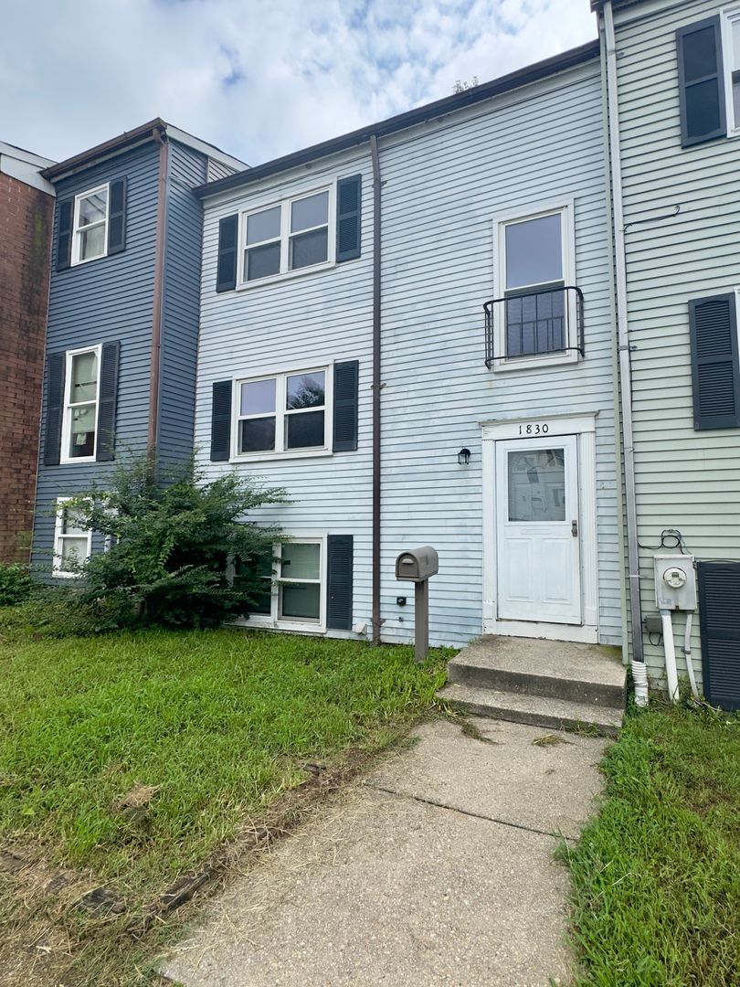 Edgewood Townhome: 1830 Eloise Ln