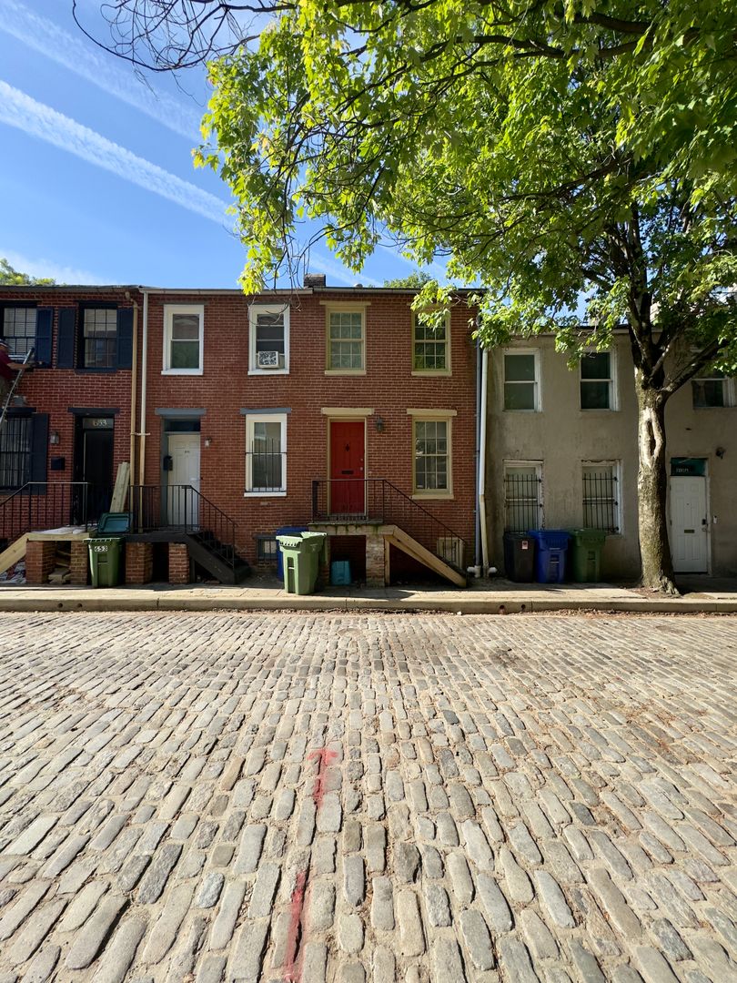 Baltimore Townhome: 657 Dover St