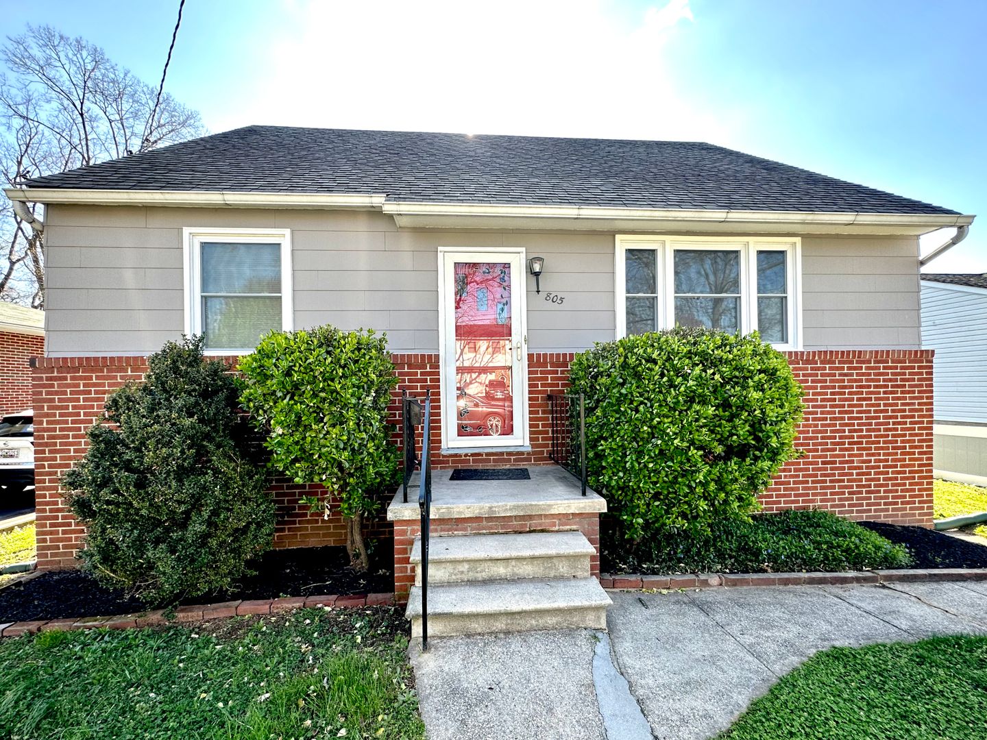 Essex House: 805 N Woodward Dr