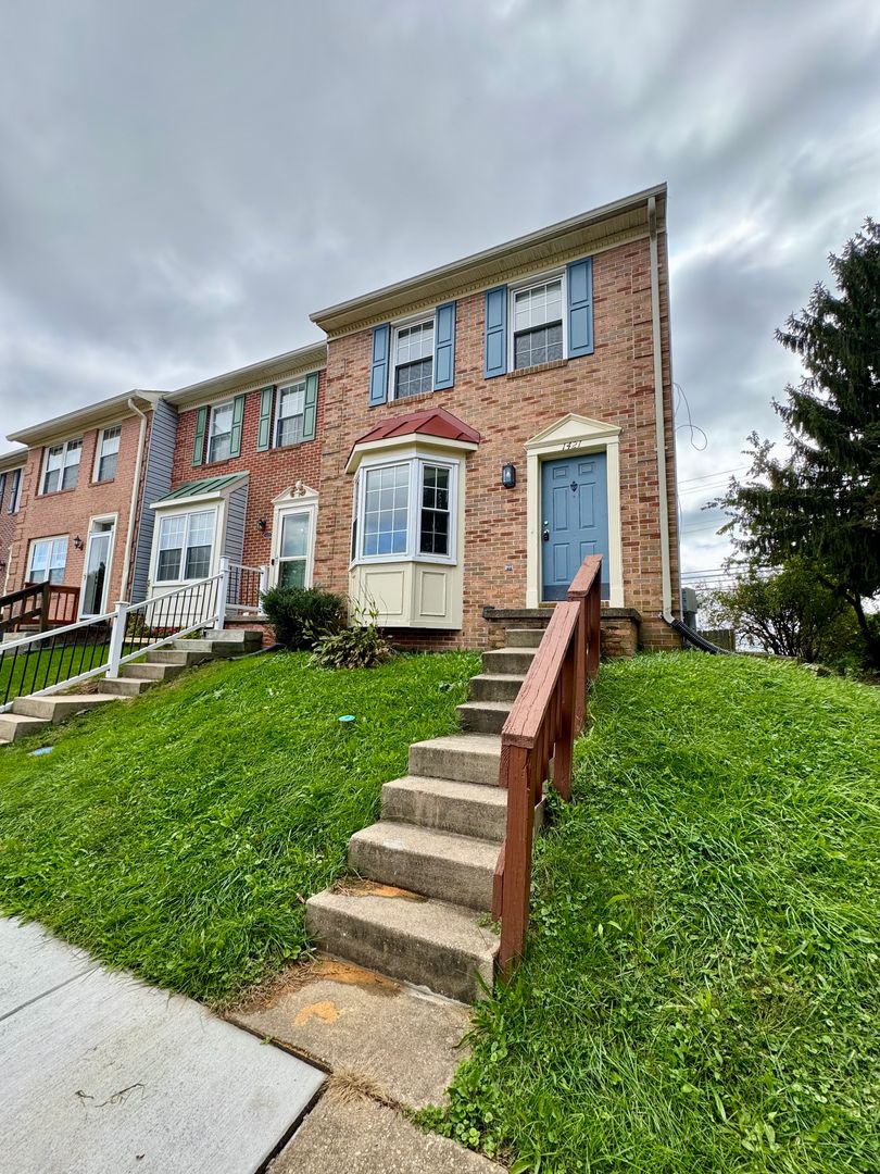 Edgewood Townhome: 1421 St Michaels Ct