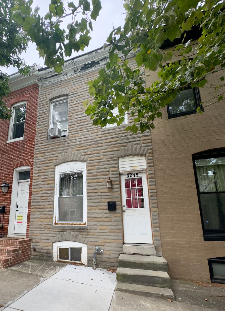 Baltimore Townhome: 3219 Leverton Ave