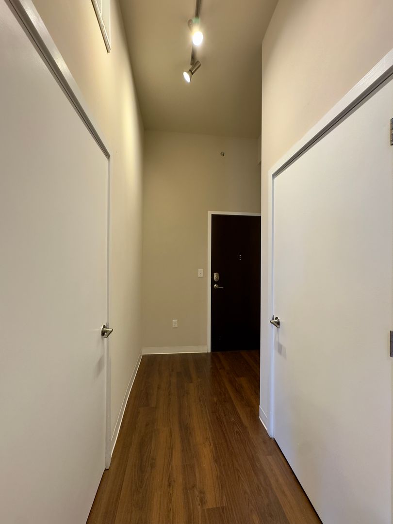 Baltimore Apartment: 10 N Calvert St