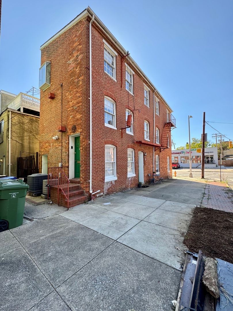 Baltimore Apartment: 21 W Montgomery St.