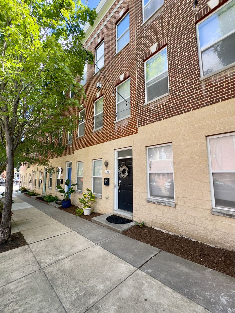 Baltimore Townhome: 125 N Chester St
