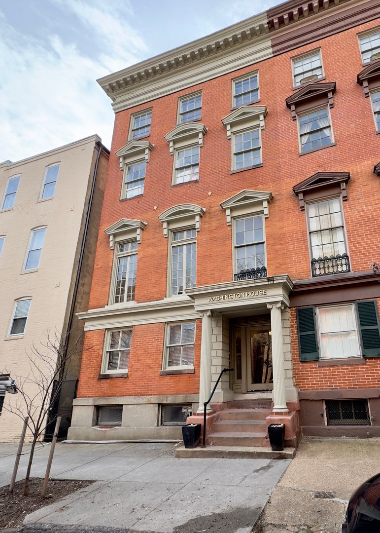 Baltimore Apartment: 13 E Read St