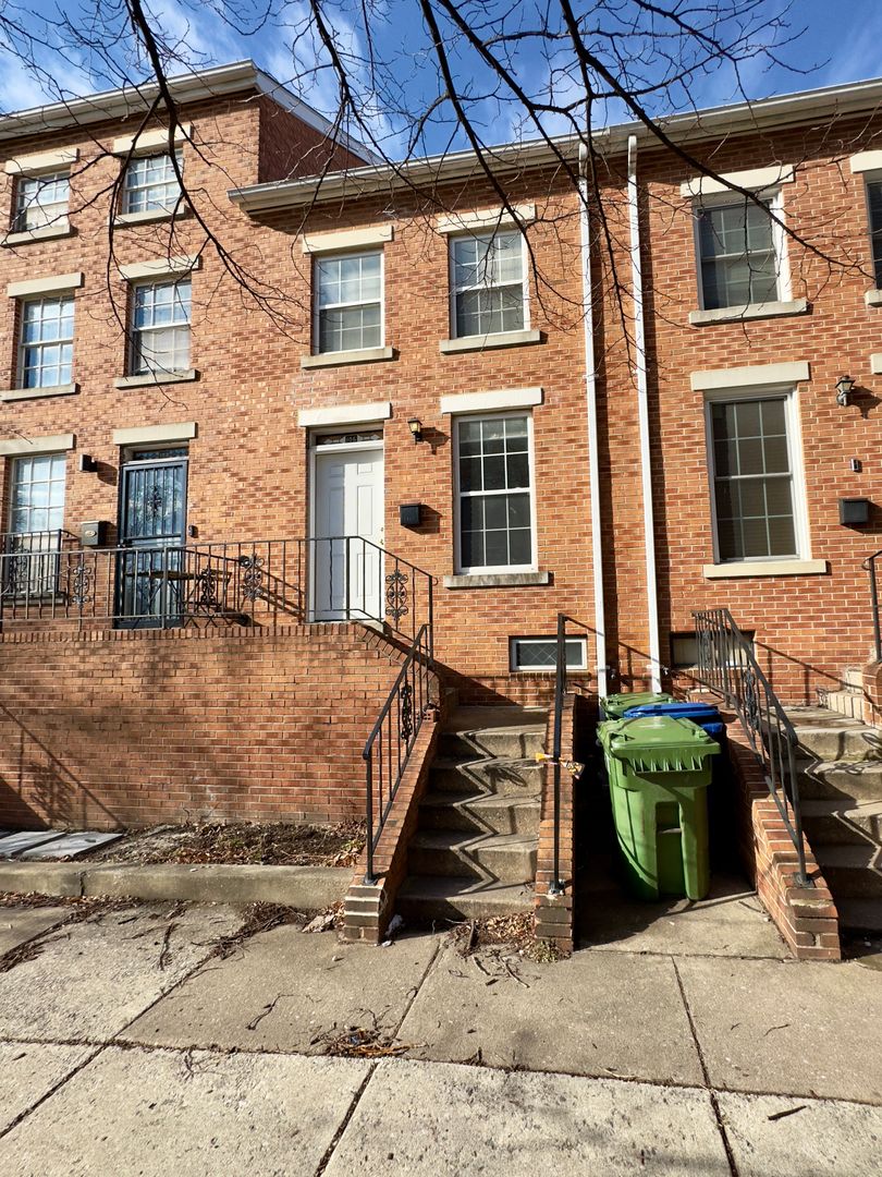 Baltimore Townhome: 106 N Wolfe St