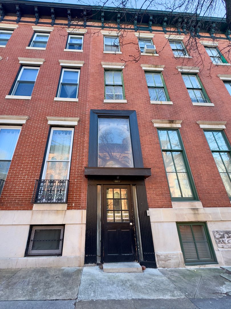 Baltimore Apartment: 921 & 923 Saint Paul Street