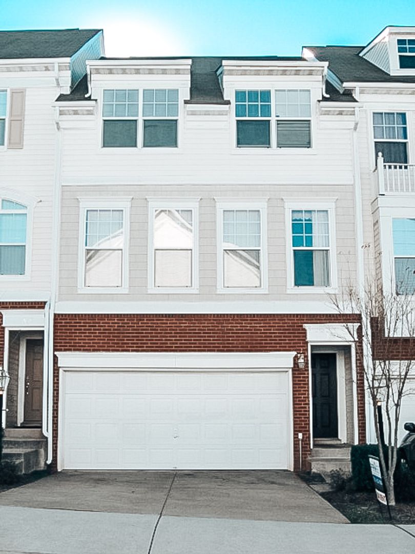 MANASSAS House: 8121 HARD SHALE ROAD