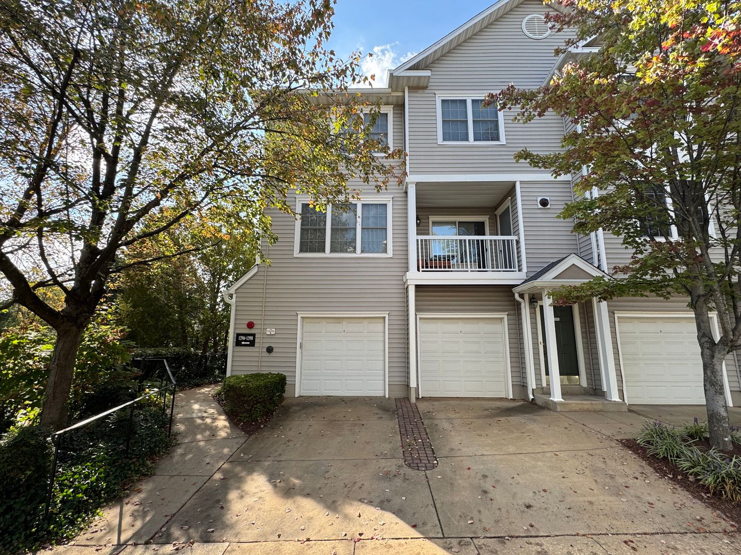 Spacious 3 Bed 3 Bath Condo With Balcony In Gates Of Fair Lakes