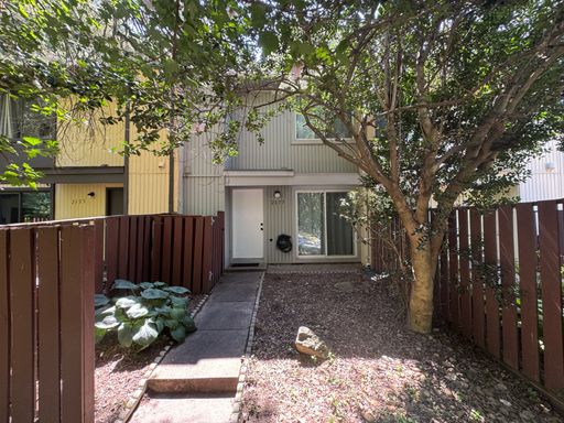 Inviting 2 BR / 2.5 BA Home with Private Backyard in Dogwood Cluster – photo 1