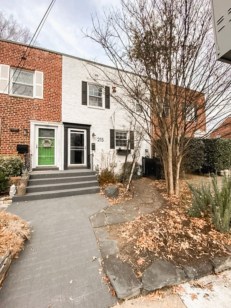 Alexandria House: 215 Gentry Ave