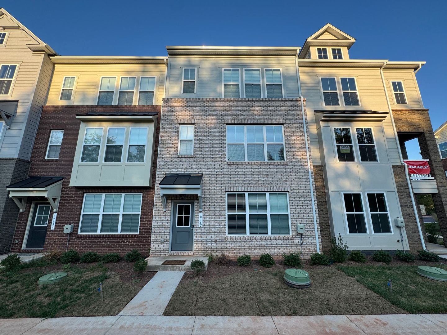 Modern 4 Bed 3.5 Bath Interior Townhome In Manassas City