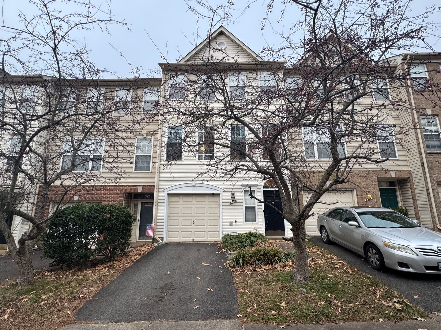 Centreville House: 6316 James Harris Way