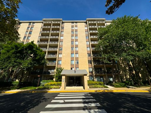 Sun-filled and Modern 2 Bed 2 Bath In Amenity Rich Woodlake Towers – photo 1