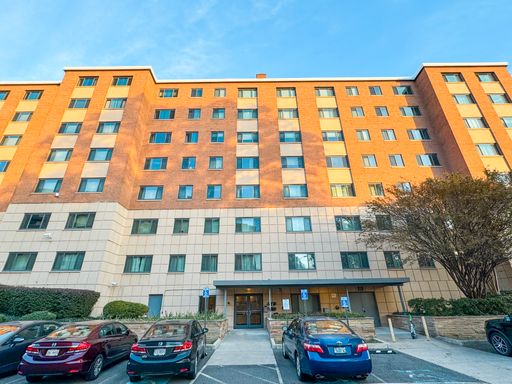 Sun-filled and Contemporary 1 Bed 1 Bath Condo In Convenient Cavendish Community - Utilities Included – photo 1