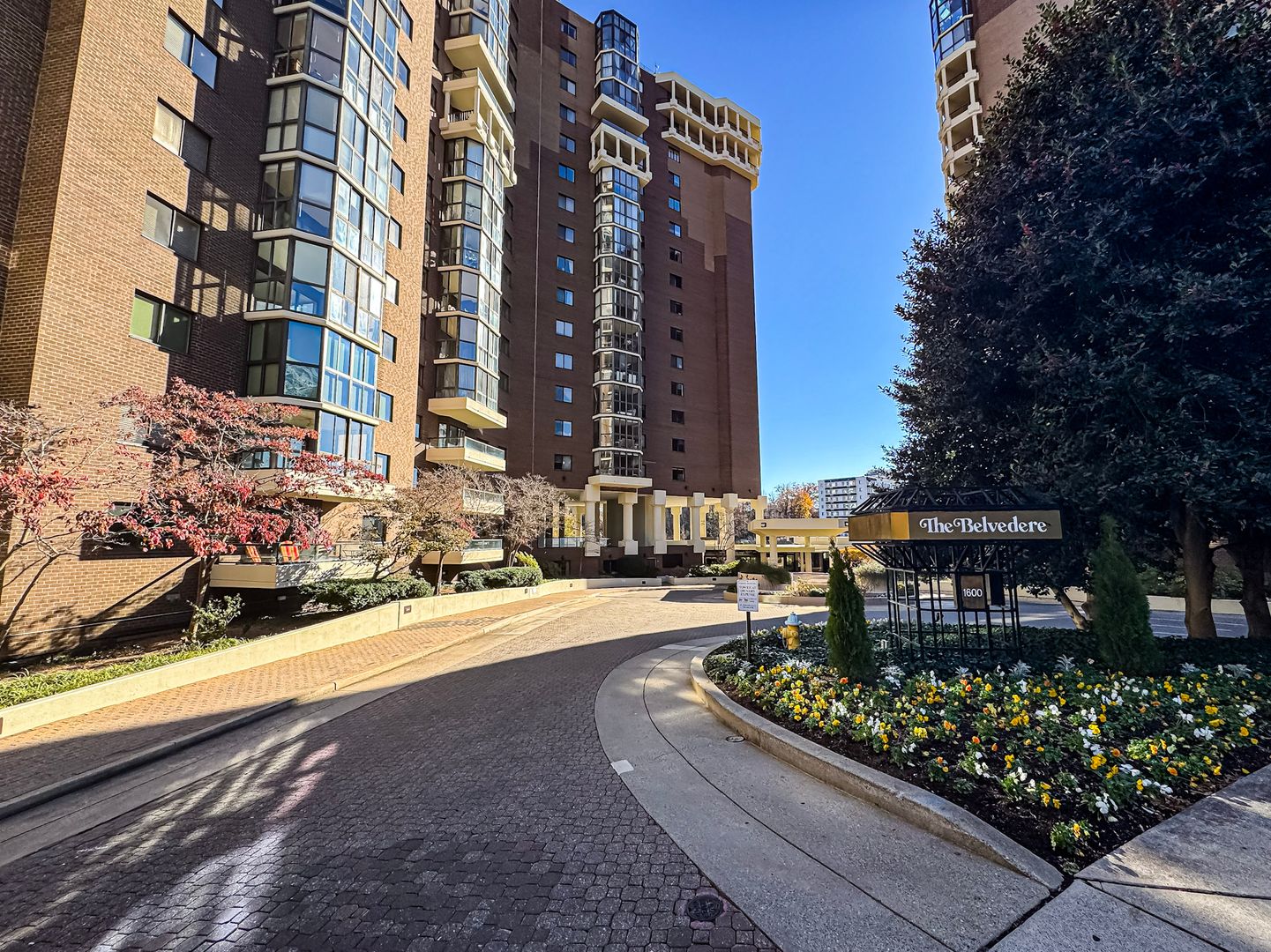 Arlington Condo: 1600 Oak St N #1533
