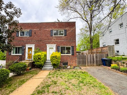 Spacious 3 Bed 2 Bath Semi-Detached Brick Home With Large Yard In Cameron Heights – photo 1