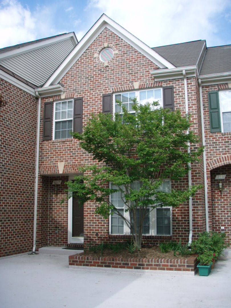 FALLS CHURCH House: 6117 MADISON CREST CT