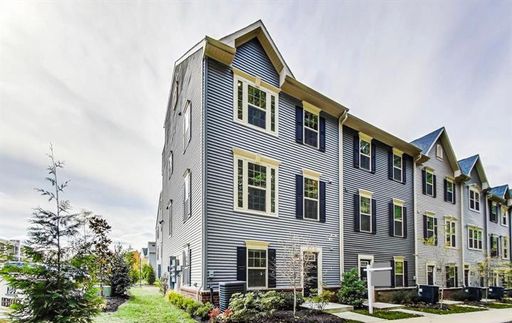 Huge and Sophisticated 4 Bed 4 Bath End Unit Townhome In Desired Heritage Community – photo 1