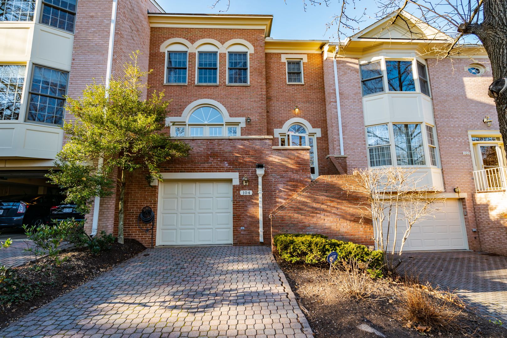 FALLS CHURCH Townhome: 104 GRESHAM PL
