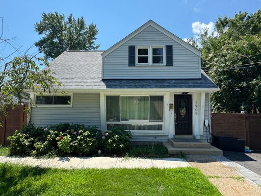 Lovely 4 BR, 3.5 BA in Mount Vernon with Additional Lower Level Au Pair Suite – photo 1