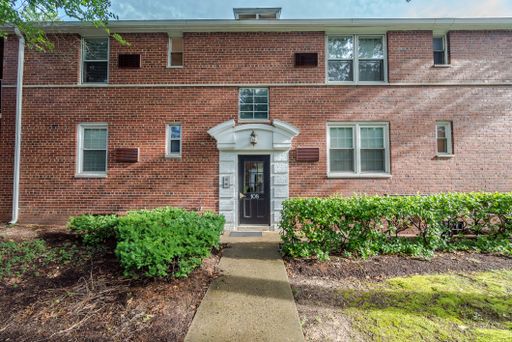 Charming Top Floor 1 BR 1 BA Garden Style Condo In Much Sought After Arlington Oaks – photo 1