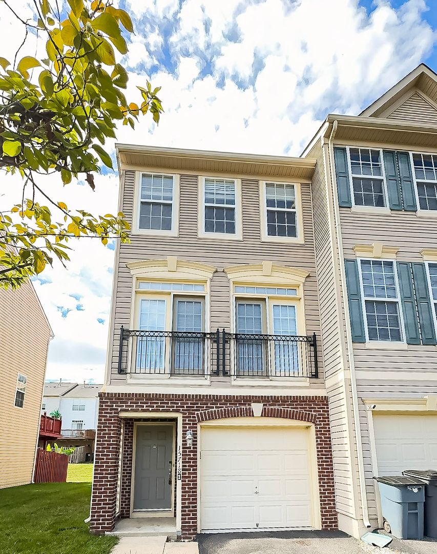 Stunning 3 Bed 3.5 Bath End Unit Townhome In Powells Run Village
