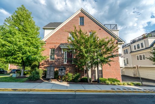 Gorgeous And Upgraded 2 Bedroom 3.5 Bathroom End Unit Townhome In Popular Shirlington Crest – photo 1