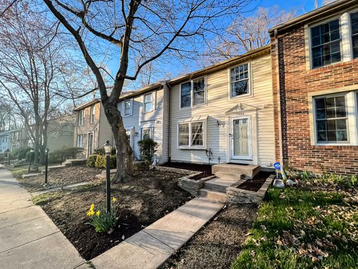 Lovely and Spacious 3 Bed 3.5 Bath Townhome with Tailored Deck In Desired Pohick Village