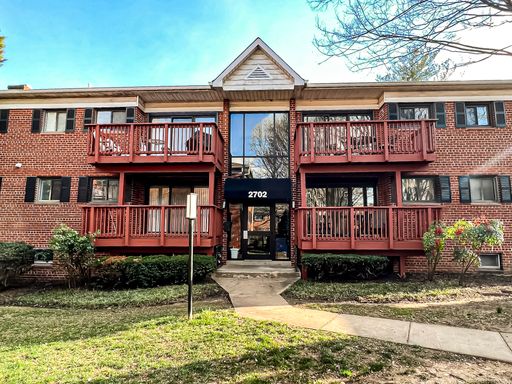 Gorgeous 3 Bedroom 2 Bathroom Unit With Sunroom In Serene Seminary Walk – photo 1