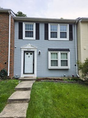Beautiful 3 Bed 3 Bath Townhome With Patio In Newington Forest – photo 1